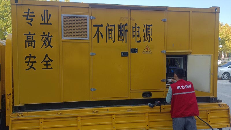 铁锋柴油发电机组和UPS电源配合使用时，如何避免切换过程中的电力中断？